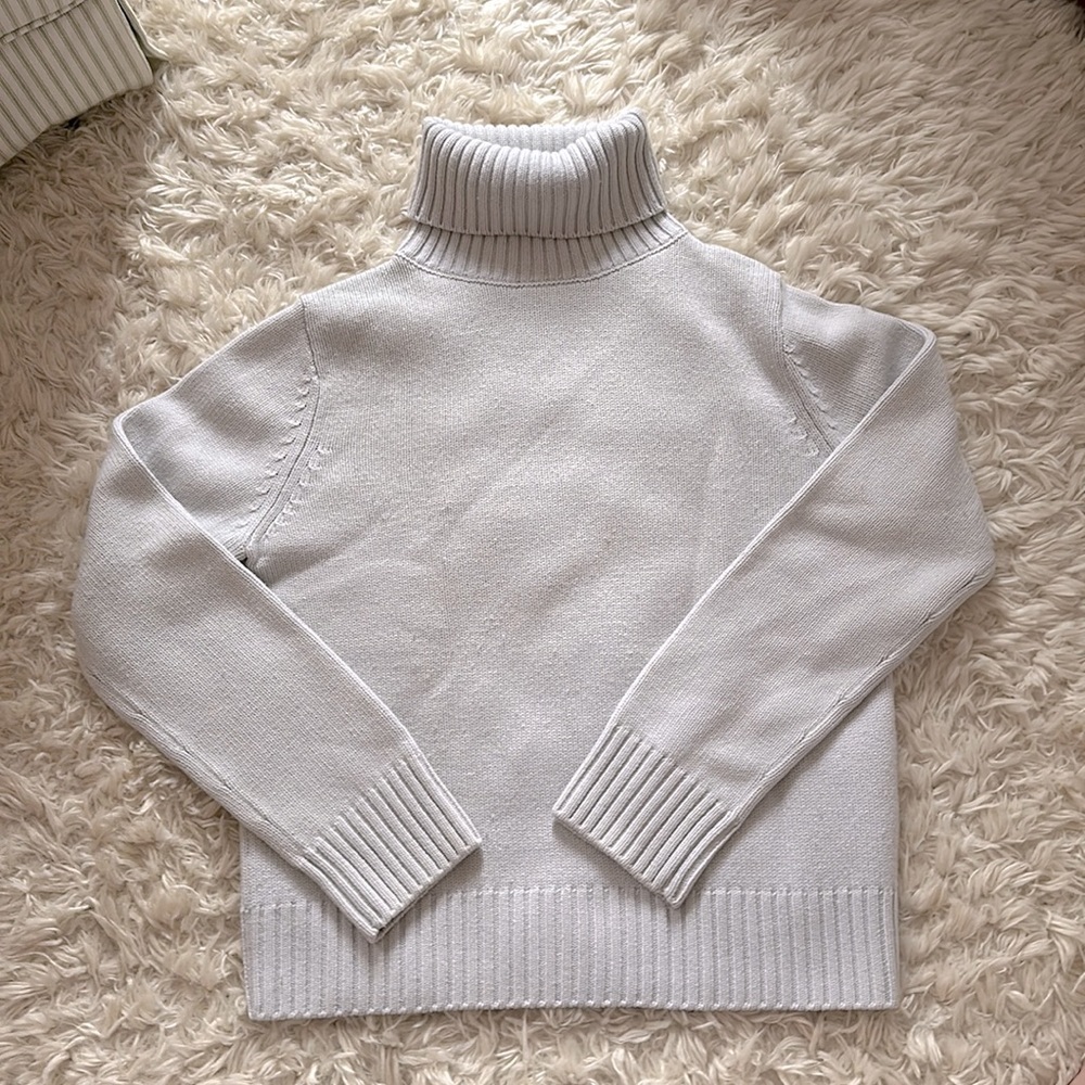 EUC Carolina herrera cashmere turtleneck. In baby blue
